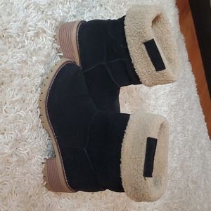 black plush-lined fold-over boots, textured tread sole, Faux suede Size EU 36
